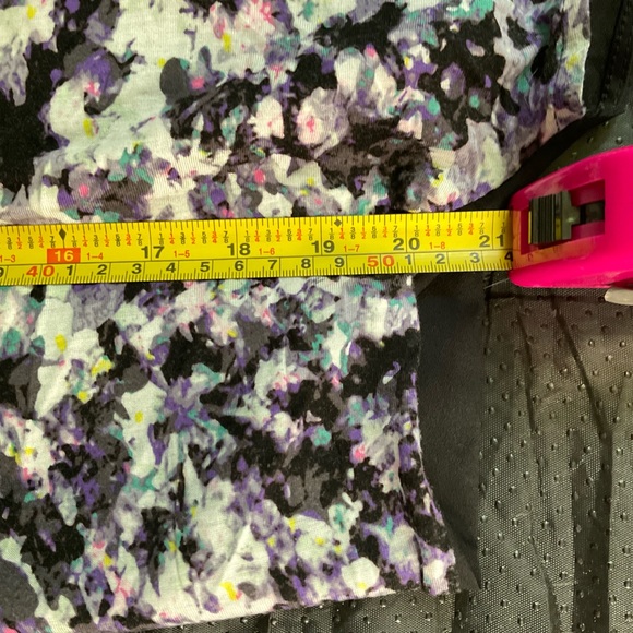 “H&M FLORAL SPLIT BACK “ Short Sleeved Top. - Picture 13 of 15